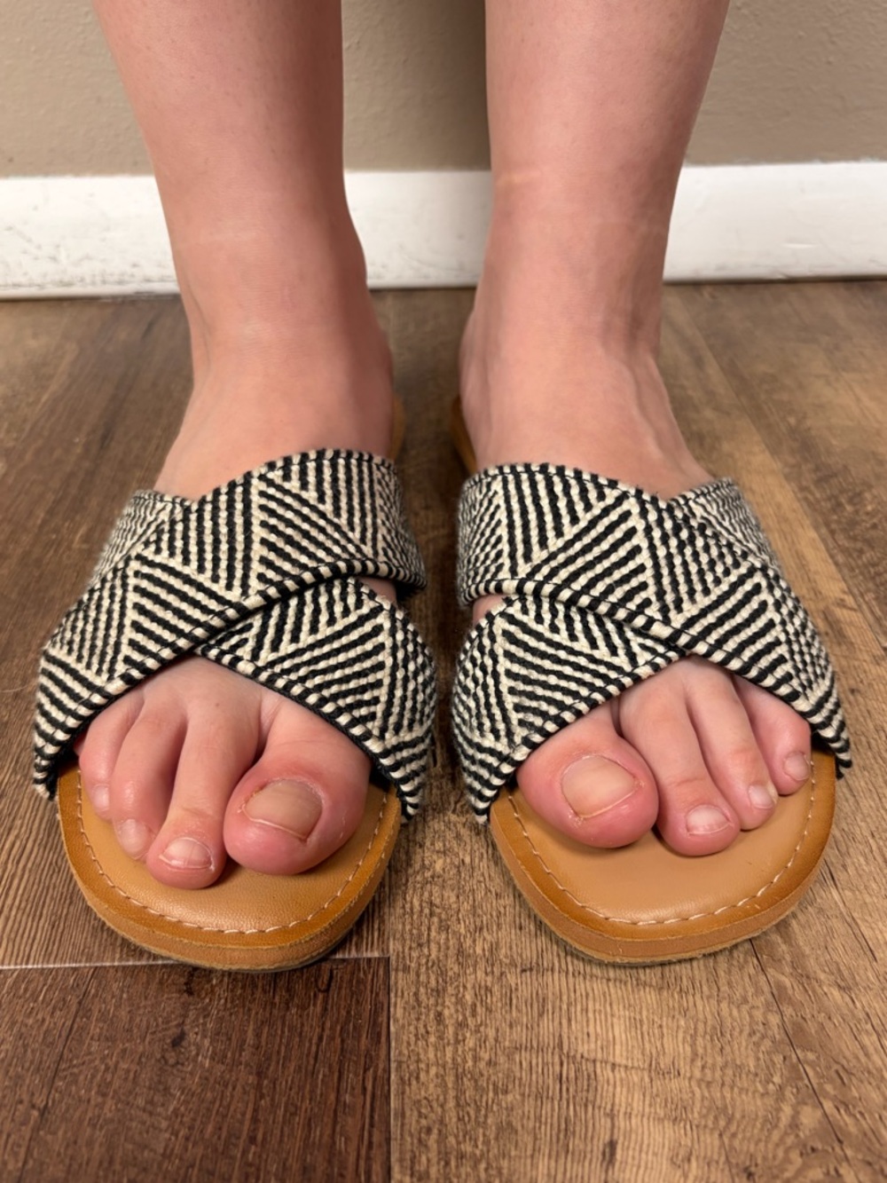 Old Navy Black White Woven Textured Crossband Slide Sandals Casual Geo Pattern 9